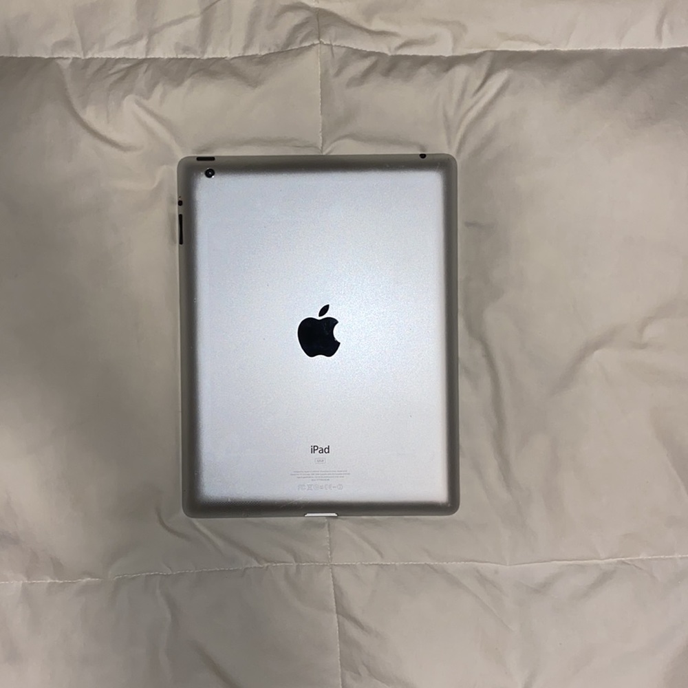 32GB Apple iPad (Gen 3) + Logitech Keyboard Case